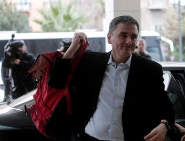 Τσακαλώτος σε δημοσιογράφους: «Η κόρη μου δίνει Πανελλήνιες, βιάζομαι»